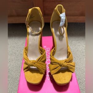 New Women’s Shoedazzle Jalie Platform Dress Sandals in Mustard Size 6.5